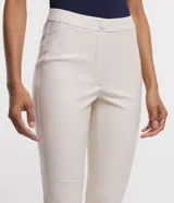 Pantalón legging de material sintético color gris topo, con cintura alta abotonada.