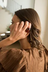 Anillo de resina color ámbar oscuro, de forma abombada.