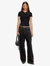 Camiseta blanca de manga corta, corte ajustado y cuello redondo, con un pequeño logo bordado en color rojo en el centro del pecho.