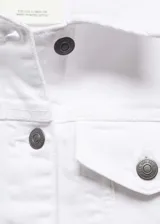 Chaqueta de jean blanca con cuello camisero, cierre frontal con botones negros, bolsillos de parche en el pecho y mangas largas con puños abotonados.