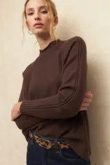 Polera de manga larga con cuello alto, confeccionada en tejido suave y con costuras de manga ranglan.