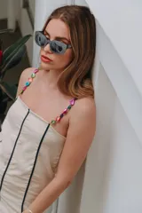 Vestido blanco de lino con breteles de piedras de nácar de colores.