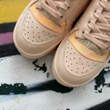 Zapatillas Adidas Forum Bold Her Vegan color beige con detalles en amarillo y suela de plataforma.