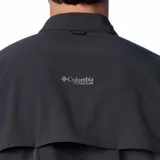 Camisa de manga corta color gris oscuro, con cierre de botones frontal, dos bolsillos en el pecho (uno con cierre de cremallera y otro con velcro), ventilación en la espalda y tecnología Omni-Shade™ Broad Spectrum UPF 50 y Omni-Wick™.