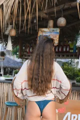 Buzo oversize con capucha, acanalado y con flecos en las mangas.