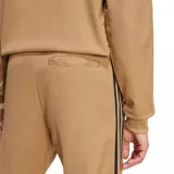 Pantalón deportivo Adidas Adicolor Classics color marrón con tres rayas negras verticales a los costados y logo bordado en negro. Cuenta con cintura elástica y corte ajustado.