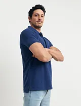 Remera tipo polo azul con cuello clásico y mangas cortas.