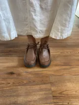 Zapatos acordonados color rojo con suela de goma.