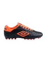 Championes de fútbol Umbro Touch AT, color negro con detalles en naranja, con tapones.