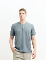 Remera manga corta con cuello redondo y tapeta con dos botones.