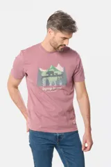 Remera gris de manga corta con cuello redondo y estampado de paisaje de montaña con osos y pinos. Incluye el texto "legacy brand get elevated".