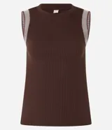 Top sin mangas de tejido acanalado color marrón oscuro, con cuello redondo y sisas con detalle de rayas blancas y marrones.