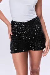 Short negro cubierto de lentejuelas brillantes, con cintura elástica.