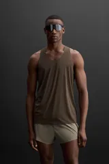Musculosa deportiva negra de tejido ligero y elástico con zonas perforadas para mayor transpirabilidad, cuello redondo amplio, sisa con acabados termofijados, bajo con aberturas laterales y logo estampado reflectante en la espalda. Zara Athleticz.