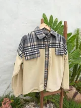 Campera a cuadros en combinación de paño y tela de piel de durazno, con cierre frontal y botones.