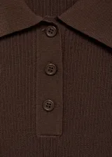 Jersey de punto fino color marrón oscuro, de manga corta y corte entallado, con cuello polo abotonado.