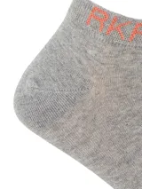 Calcetines tobilleros grises con logo en color naranja.