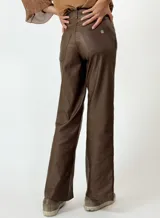 Pantalón de vestir azul con corte recto, bolsillos laterales y aberturas en el ruedo.
