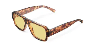 Lentes de sol estilo aviador con montura carey y lentes amarillas.