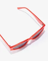Gafas de sol Hawkers modelo Aperol, unisex, con montura rectangular color coral y lentes grises.