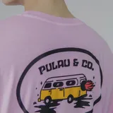 Remera blanca de algodón con estampa en la espalda de una combi amarilla con llamas saliendo del escape, dentro de un óvalo con el texto "Pulau & Co.".