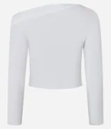 Blusa corta color blanco, con escote canoa que deja un hombro al descubierto y mangas largas.