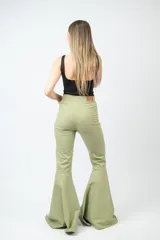 Pantalón rojo acampanado, confeccionado en una mezcla de algodón y spandex, que ofrece comodidad y flexibilidad.