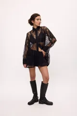 Camisa blanca oversize de algodón con cuello clásico, mangas largas y puños abotonados con detalle de tablas.