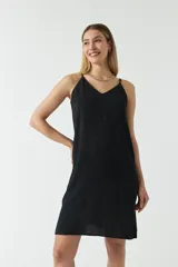 Vestido corto negro de algodón con escote en V y tirantes finos.