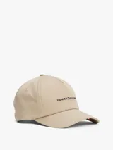 Gorra de béisbol clásica de seis paneles, color beige, confeccionada en algodón. Presenta logo bordado de Tommy Hilfiger en el frente y hebilla de ajuste metálica en la parte trasera.