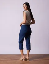 Pantalón capri de algodón denim azul, marca Ruby Rd. con pretina ancha elastizada, bolsillos simulados delanteros y bolsillos aplicados traseros.