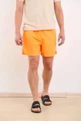 Short de baño verde con cintura elástica y cordón ajustable.