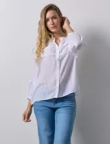 Blusa blanca de gasa bambula con cuello a la base y apertura central con botones. Apliques de crochet en la parte delantera y en las mangas ¾ con terminación fruncida.