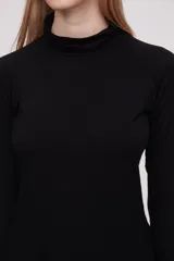 Polera roja de manga larga, con cuello drapeado y ajuste al cuerpo.