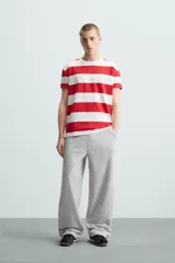 Pantalón jogger wide fit negro confeccionado en tejido de algodón con interior rizo. Pernera ancha, cintura elástica ajustable con cordón interior, bolsillos laterales y bolsillo trasero de plastrón.