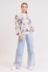 Pantalón de jean celeste de corte ancho, estilo cargo, con bolsillos laterales con solapa y detalle de costuras reforzadas.