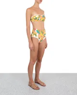 Calzón de bikini de tiro alto con estampado floral en tonos naranja, verde, amarillo y celeste. Tiene cintura alta con cobertura total y ribete blanco.