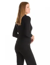 Buzo de punto acanalado color beige, con cuello polo y cierre de botones en el escote. Manga tres cuartos.