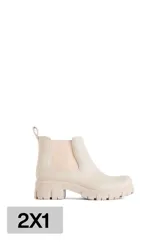 Botas de lluvia color beige, de goma con elástico en los costados y suela track.