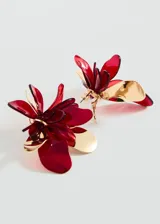 Par de aros colgantes con forma de flor, de tamaño mediano, con pétalos de acrílico rojo y detalles metálicos dorados.