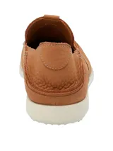 Mocasín de cuero color marrón claro, con puntera redondeada y suela blanca de goma.