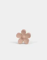 Broche de pelo con forma de flor color beige.