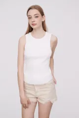 Musculosa blanca de viscosa, corte ajustado y cuello redondo.