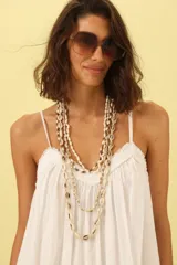 Vestido largo blanco de breteles finos con escote recto y corte amplio.