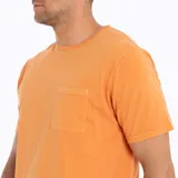 Remera celeste de algodón con cuello redondo y bolsillo en el pecho.