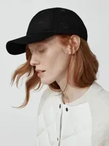 Gorro de béisbol negro, estilo 'dad hat', con la palabra "GOOSE" bordada en el frente en hilo negro tono sobre tono y el logo de New Era bordado en el lateral.