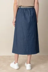 Pollera midi de jean azul, corte recto con tajo frontal, cintura elastizada con cinto y bolsillos laterales.