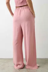Pantalón largo de pierna recta color rosa, con cintura elastizada y tela suave para mayor comodidad.