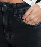 Pantalón de jean skinny color gris oscuro, con cintura alta, trabillas, cierre con botón y cremallera, bolsillos delanteros y traseros.