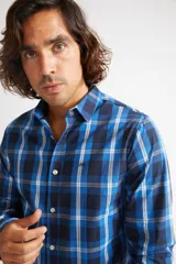 Camisa de hombre a cuadros color beige y azul marino, de corte slim fit, con mangas largas, cartera abotonada y logo bordado en el pecho. Confeccionada en algodón.